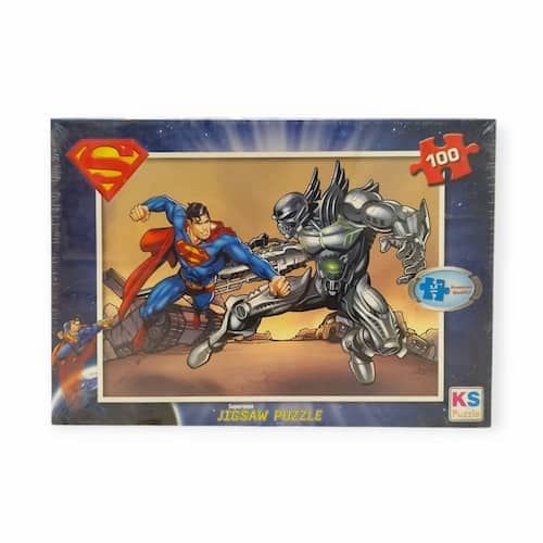 גיבור העל המיתולוגי מגיע אליכם לסלון עם פאזל סופרמן 100 חלקים, משחק הרכבה מהנה ומפתח לילדים היוצר תמונה מהממת של סופרמן נגד מטאלו.