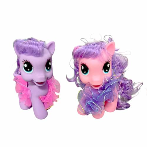 החברה החדשה שלכם בובות פוני וחברים מהממת עם שיער ארוך ונעים מקושטת במלמלה, עולם שלם של חברות ומשחק תפקידים טיפול ודאגה ביטוי עצמי ופיתוח כישורים חברתיים.