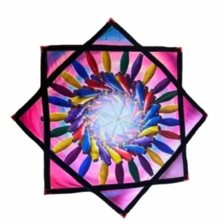 דאפו קלבים צבעונים, בד מסתובב 8 צלעות עם הדפס מנדלה של קלבים בצבעי הקשת במידה של 69X69 ס"מ ומשקל של 340 גרם, מתאים למתחילים ולמקצוענים.