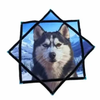 דאפו האסקי הסיבירי, בד מסתובב 8 צלעות עם הדפס האסקי על רקע הרים מושלגים. גודל 69X69 ס"מ, משקל 340 גרם, תפר זיג-זג עמיד. למתחילים ולמקצוענים.