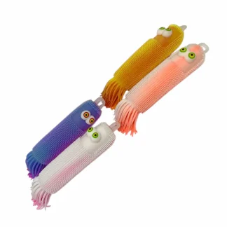 זחל פידג'ט מואר העשוי גוף סיליקון רך עם שערות ועיניים גדולות, צעצוע סנסורי שמדליק אורות כשמזיזים אותו, מגיע ב- 6 גוונים מהממים, מתאים מגיל 3 ומעלה.