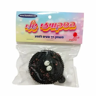סקווישי אוראו בצורת עוגייה שחורה עם חלקיקי שוקולד ועיניים גדולות, לחיץ רך ונעים לידיים, גודל 6 ס"מ, מתנה קטנה לילדים מגיל 3 ומעלה.
