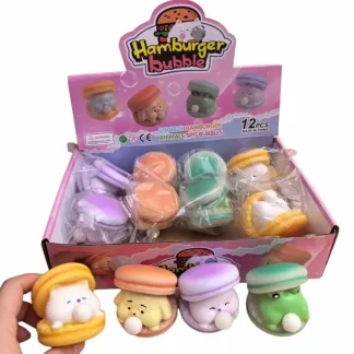 הלהיט של הטיקטוק סקוושי מפריח בועה, השילוב הכי מתוק שיש: עוגיית מקרון צבעונית שבתוכה מסתתרת חיה קטנה לוחצים על המקרון, והחיה מוציאה בועה מהפה.